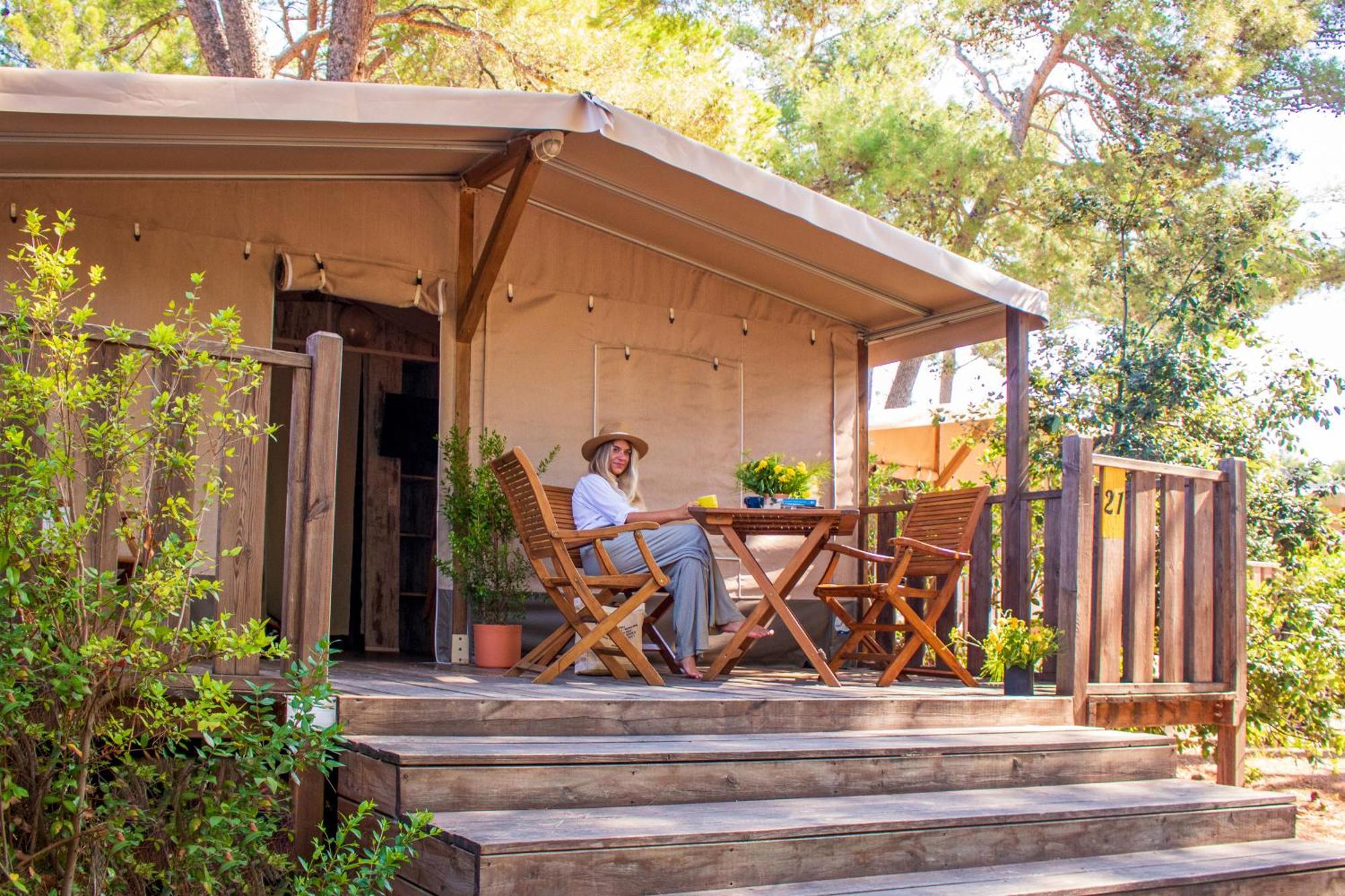 נין Zaton Holiday Resort Glamping Tents מראה חיצוני תמונה